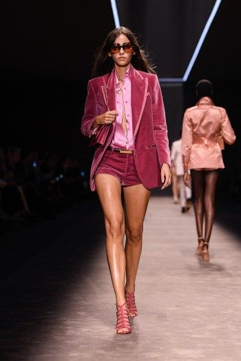 Model on the runway at the Tom Ford Spring 2024 Ready To Wear Fashion Show on September 21, 2023 in Milan, Italy. Going Out Outfits Casual, Summer Work Dresses, Spring Fashion Outfits, Fashion Week Runway, Spring Fashion Trends, Casual Winter Outfits, Inspiration Mode, Spring 2024, Spring Outfits Casual