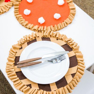 Thanksgiving Placemats Diy, Diy Placemats For Kids, Pie Garland, Placemats Diy, Diy Pie, Home And Family Crafts, Whimsical Diy, Luncheon Ideas, Diy Placemats