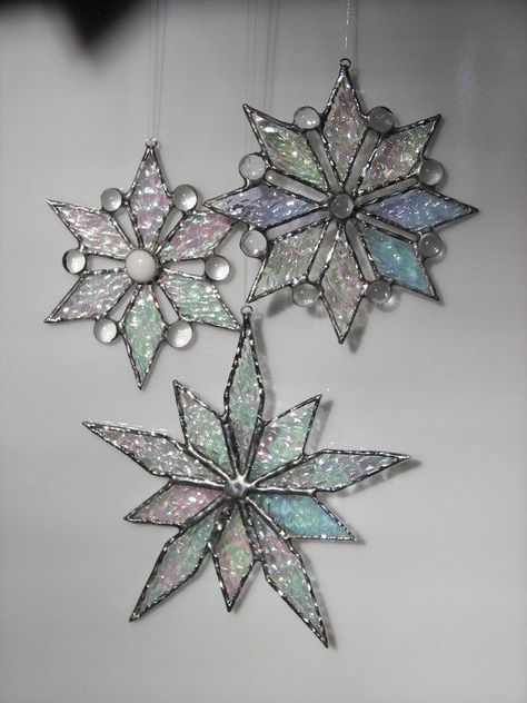 Stained glass Snowflake - Snowflake ornament- Christmas Ornament-Snowflake suncatcher Painting Glass, Stained Glass Ornaments, Stained Glass Suncatchers, Stained Glass Christmas, Stained Glass Diy, Stained Glass Crafts, Art Stained, Stained Glass Designs, Stained Glass Panels