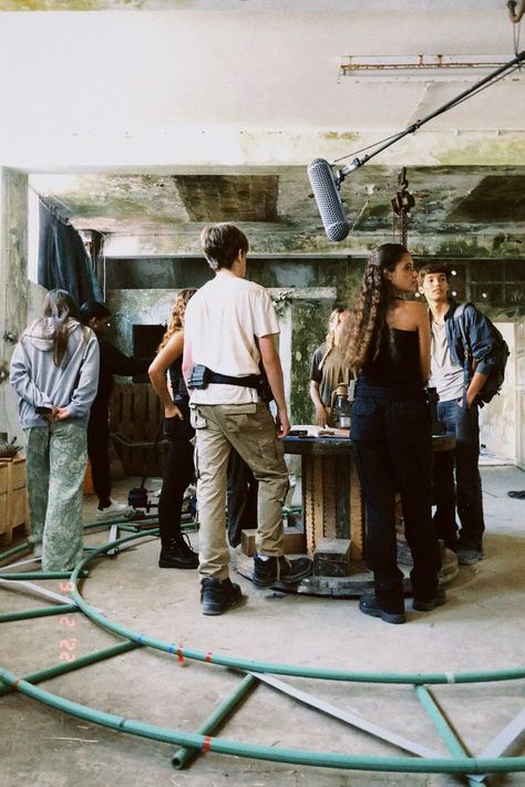 Casting Aesthetic Film, Film Set Outfit, Film University Aesthetic, Behind The Scenes Film Set, Indie Filmmaking Aesthetic, Making Movies Aesthetic, Cameraman Aesthetic, Film Producer Aesthetic, Film Industry Aesthetic