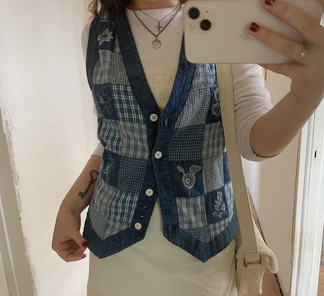 Denim Patchwork Vest, Patchwork Aesthetic, Patchwork Vest, Grandpa Sweater, Clothes Diy, Denim Patchwork, Quilted Vest, Denim Vest, Sewing Ideas