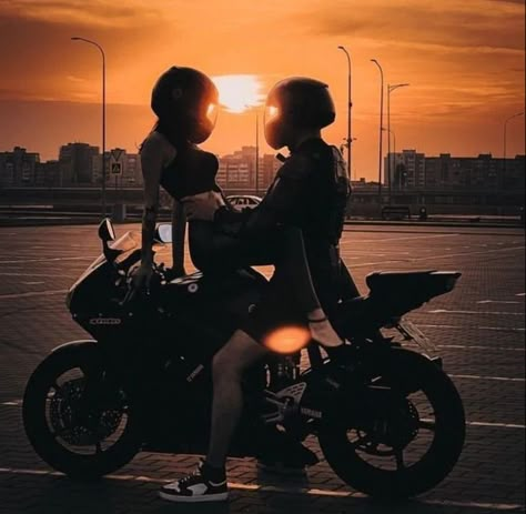 Motorcycle Couple Pictures, Motorcycle Photo Shoot, Bike Couple, Biker Couple, Motorcycle Couple, Biker Photography, Motocross Love, Image Couple, Image Moto