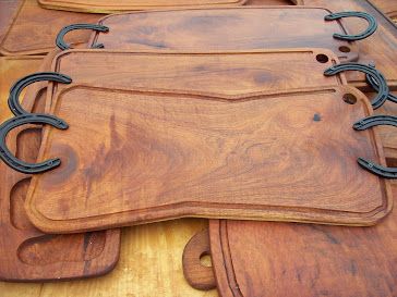 Tabla de asado 2 herraduras Horseshoe Projects, Wood Projects For Beginners, Horseshoe Decor, Horseshoe Crafts, Wood Projects That Sell, Horseshoe Art, Easy Wood Projects, Diy Holz, Horse Decor