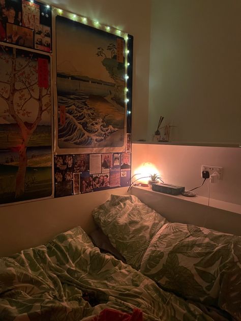 uk university dorm room insparation cozy uni room flat ideas inspo University Halls Room Ideas, University Room Ideas Uk Halls, Uni Room Inspo Uk Halls, Uk Uni Room, Uni Room Inspo Uk, Student Room Ideas University, Uni Room Ideas Uk Halls, University Room Ideas, University Room Ideas Uk