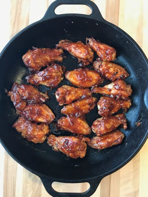 Fry Chicken Wings, How To Fry Chicken, Oven Dinners, Vegetarian Camping Recipes, Camp Cooking Recipes, Oven Chicken Wings, Camp Oven, Cast Iron Chicken, Cooking Chicken Wings