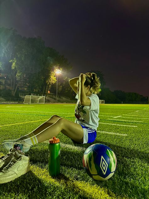 soccer aesthetic, field soccer, friends activities, Soccer With Friends, Soccer Aesthetic, Image Moto, Soccer Season, Soccer Inspiration, Soccer Outfits, Soccer Practice, Soccer Life, Sports Aesthetic