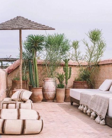 Terrasse terracotta : idées déco et inspirations | My Blog Deco Moroccan Home Decor Ideas, Moroccan Patio Ideas, Moroccan Terrace, Marrakech Gardens, Moroccan Garden, Moroccan Home, Beautiful Outdoor Living Spaces, Moroccan Home Decor, Terrace Decor