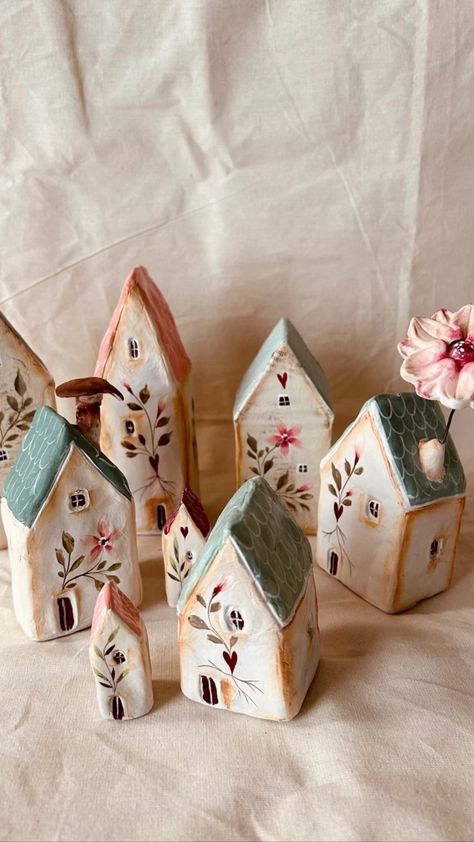 Ceramic Birdhouse Handmade, Clay On Wood, Wooden House Decoration, House Pottery, Ceramic Birdhouse, Scrap Wood Crafts, Small Wooden House, Pottery Houses, Air Dry Clay Projects