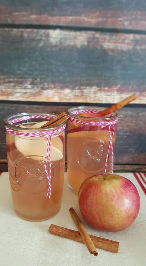 Apple Cinnamon Detox Water Apple Cinnamon Water, Detox Waters, Natural Detox Drinks, Smoothie Detox, Detox Water Recipes, Detox Drinks Recipes, Healthy Detox, Natural Detox, Dr Oz