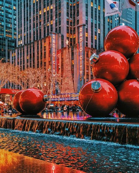 Travel + Leisure on Instagram: “It's the most wonderful time of year! Find out how to spend the holidays in New York City at our link in bio. #tlpicks courtesy of…” New York Christmas Time, New York Guide, Christmas Radio, New York Noel, Holidays In New York, New York City Christmas, Voyage New York, Nyc Christmas, Radio City Music Hall