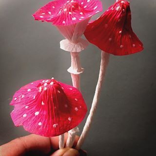 Paper Mushrooms, Paper Plate Art, Scratch Paper Art, Crepe Paper Crafts, Crepe Paper Flowers Diy, Paper Crafting Ideas, Mushroom Crafts, Folding Origami, Paper Plants