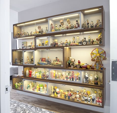 Lego Storage Ideas Display, Figurine Display Ideas, Lego Display Shelf, Lego Shelves, Lego Display Ideas, Toy Collection Display, Ikea Toy Storage, Ikea Toys, Display Room