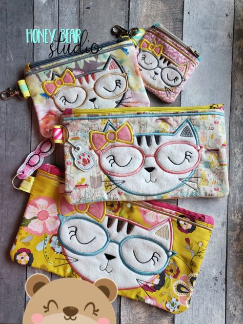 Adorable Geeky Kitty Glasses Top Zip Bag 4x4, 5x7, 6x10, 7x12 DIGITAL DOWNLOAD embroidery file ITH In the Hoop 0722 Quilted Bag Patterns, Ith Embroidery Designs, Sewing To Sell, Creative Sewing, Crochet Cat Pattern, Diy Bag Designs, Classroom Gifts, Honey Bear, Cat Quilt