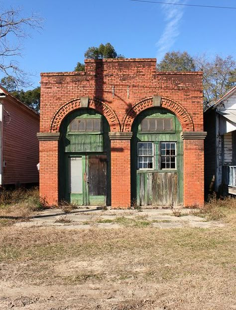 Old English Brick House, Old Brick Houses Exterior, Abandoned Brick Building, Adu Studio, Alternative Homes, Old Abandoned Buildings, Vintage Architecture, Industrial Architecture, Brick Architecture