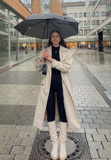 Outfit rainy day rain, woman, elegant outfit for cold weather, boots beige coat Trenchcoat Cold Rainy Day Outfit Nyc, Basic Outfits Rainy Day, Raining Outfit Aesthetic, Cream Rain Coat Outfit, White Rain Coat Outfit, Raining Days Outfit, Beige Rain Boots Outfit, Outfit For Rainy Weather, Rainy Day Outfit Boots