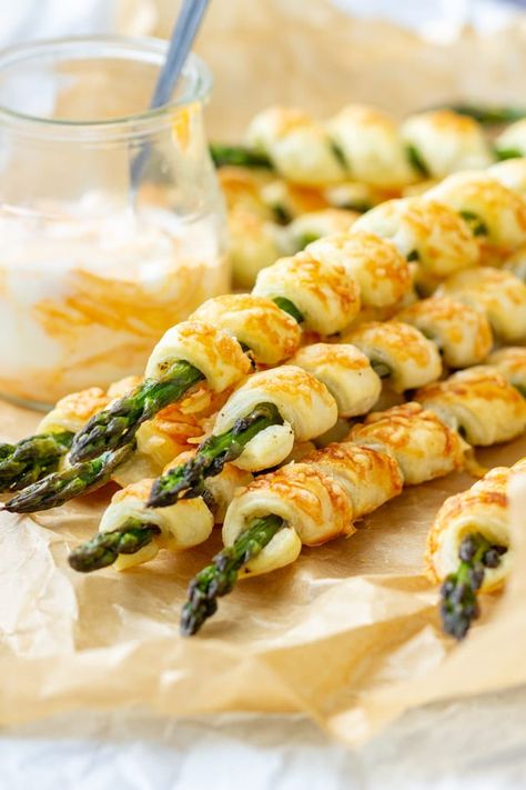 Asparagus Pastry, Pastry Twists, Asparagus Rolls, Parmesan Asparagus, Rice Recipes For Dinner, Puff Pastry Recipes, Think Food, Mini Cheesecakes, Asparagus Recipe