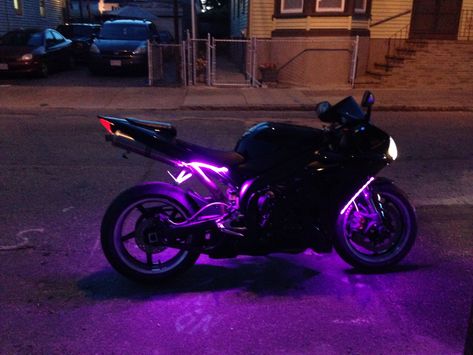 YaMaHa R1 aND mY HuNnY pUt liGhtS oN, aLl EXciTeD! Black Motorcycle With Purple Lights, Yamaha R1 Black And Purple, Yamaha R1 Purple, Black And Purple Motorcycle, Yamaha R6 Black, Pretty Bikes, Purple Motorcycle, Yamaha R25, Moto Yamaha