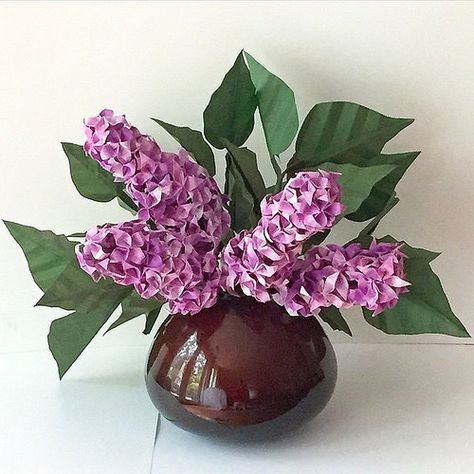 Origami Lilacs Paper Lilac Flowers Diy, Flowers And Vases, Quilling Supplies, Origami Tutorials, Paper Flower Arrangements, Origami Love, Paper Vase, Hydrangea Not Blooming, Origami Design