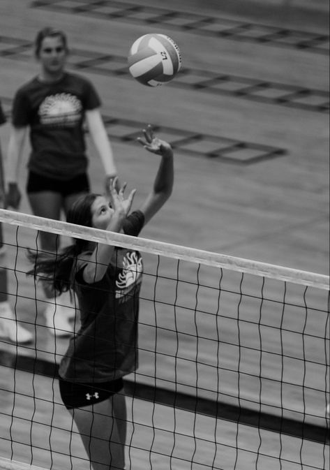 Volleyball Vision Board Pictures, Volleyball Training Aesthetic, Volleyball Coach Aesthetic, Volleyball Aesthetic Setter, Volleyball Astethic, Volleyball Player Aesthetic, Volleyball Vision Board, Volleyball Black And White, Volleyball Girl Aesthetic