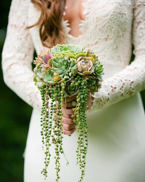 Bouquet Succulent, Succulent Wedding Centerpieces, Succulent Bouquet Wedding, String Of Pearls Plant, Beautiful Terrariums, Purple Succulents, Succulent Bouquet, Moon Wedding, Unique Bouquet