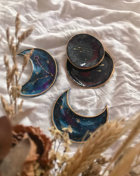 Air Dry Clay Moon Dish, Moon Clay Tray, Air Dry Clay With Crystals, Moon Trinket Dish, Clay Moon Dish, Witchy Clay Crafts Diy, Ceramic Air Dry Clay, Air Dry Clay Witch, Clay Moon Earrings