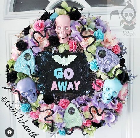 Goth Wreath, Goth Decor Diy, Mommy Halloween, Pastel Goth Decor, Goth Christmas, Spooky Home Decor, Boho Halloween, Diy Halloween Wreath, Creepy Halloween Decorations