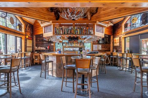 7 of the Best Restaurants in Frisco for Après Ski - 5280 Colorado Restaurants, Frisco Colorado, Home Burger, Beer Brats, Champagne Vinaigrette, Buttery Pie Crust, Hot Cocktails, Cabin Aesthetic, Artisan Pizza