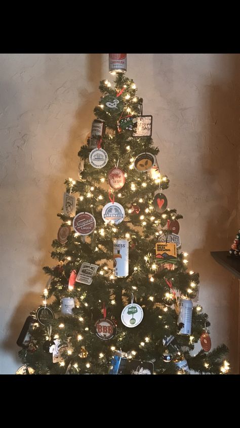 Bar Themed Christmas Tree, Beer Themed Christmas Tree, Pub Christmas Decorations, Beer Can Christmas Tree, Beer Christmas Tree, Beer Decorations, Tree Bar, Casa Club, Themed Christmas Tree