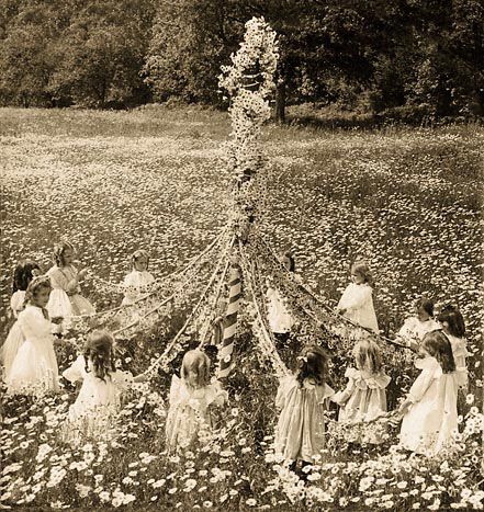 ULLABENULLA: HAPPY MAY DAY! Vintage Foto's, Fun Facts For Kids, May Days, Welcome Summer, Happy May, May Day, Facts For Kids, Beltane, Samhain