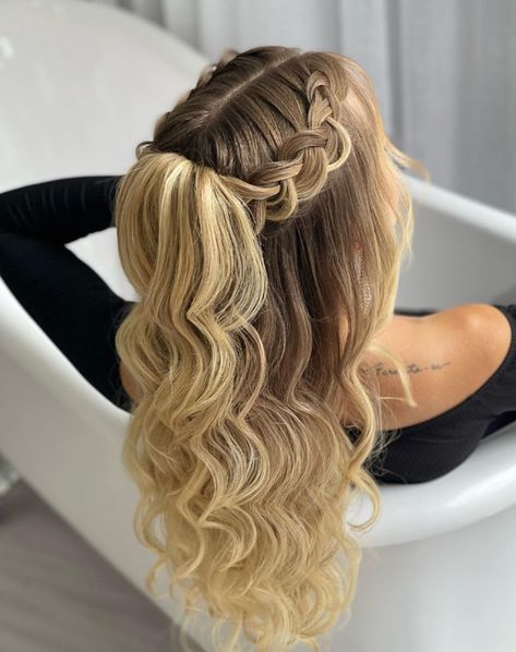 Wavy With Loose Bridesmaids Hairstyle For Medium Length Hair Bridesmaids Hairstyle, Bridesmaid Hair Inspo, Bridemaids Hairstyles, Cute Prom Hairstyles, Hairstyle Examples, Formal Hairstyles For Long Hair, Pageant Hair, Simple Prom Hair, Hoco Hairstyles