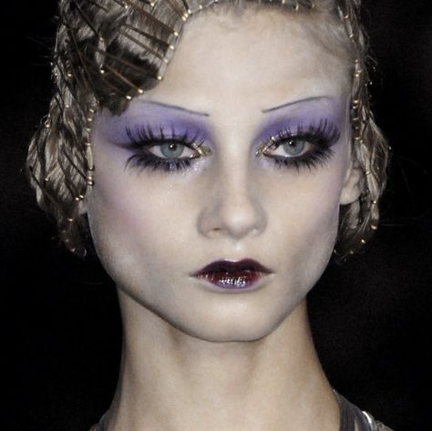 polykowiak: "Anna Selezneva da Dior autunno 2009" Maquillage Goth, Anna Selezneva, Drag Make-up, Runway Makeup, Edgy Makeup, Editorial Makeup, John Galliano, Cabaret, Pretty Makeup