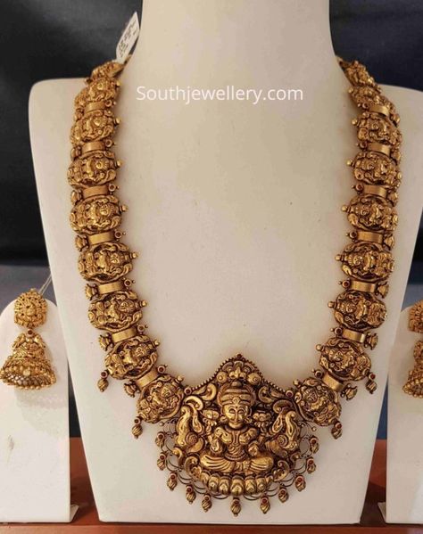 Deep nakshi work Lakshmi long haram photo Gold Long Necklace Designs, Temple Jewellery Designs, Long Necklace Designs, Antique Gold Necklace, Temple Jewellery Earrings, Wedding Jewelry Sets Bridal Jewellery, Temple Jewelry Necklace, Long Haram, Gold Temple Jewellery