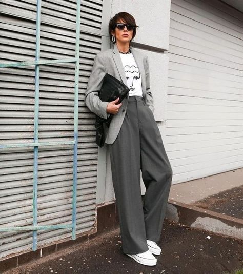 Grey Trousers Outfit Women, Grey Trousers Women, Gray Pants Outfit, Grey Trousers Outfit, Wide Leg Pants Outfit Work, Pantalones Boyfriend, Grey Wide Leg Trousers, Smart Casual Winter, Edgy Work Outfits