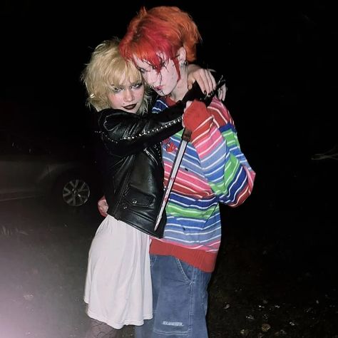 Couples Costumes Chucky And Bride, Alt Couple Costumes, Emo Halloween Costumes, 2022 Costumes, Creative Halloween Costume Ideas, Twin Costumes, Chucky Costume, Cute Couples Costumes, Halloween Duos