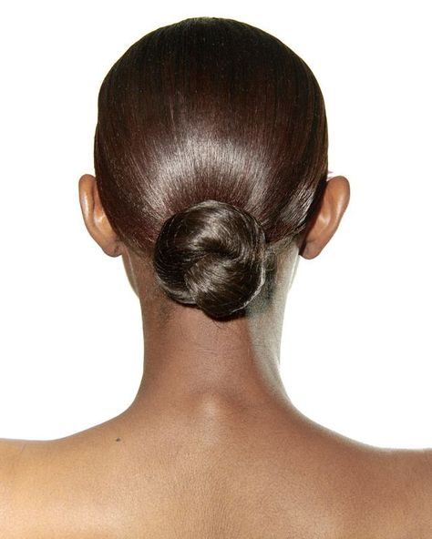 Must See Styles From The Spring Haute Couture Shows In Paris! - Bangstyle High Sleek Bun, Trendy Braid Hairstyles, Sleek Hair Bun, Hairstyles With Accessories, Spring Haute Couture, Hair Bun Ideas, Ballet Academia, Blow Dry Hair Straight, Bubble Braid Hairstyles