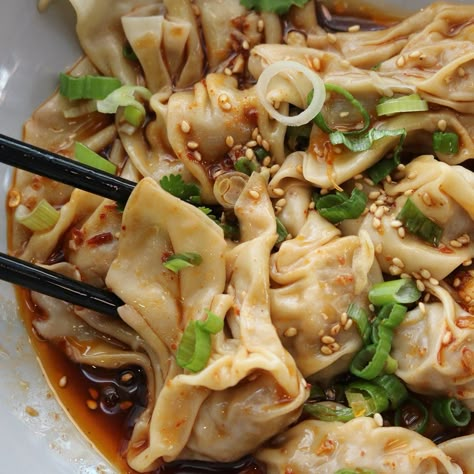 Pork Wontons, Koreansk Mad, Salad Pasta, Spicy Pork, Restaurants Food, Think Food, Top Restaurants, Food Goals, 50 States