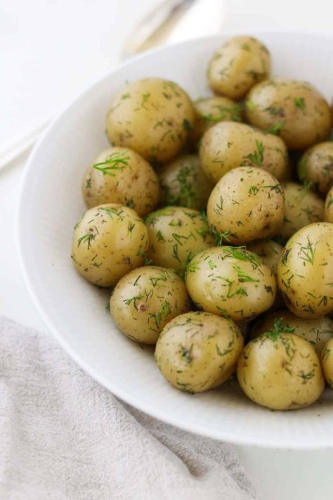 Buttery, herby and perfectly seasoned, these simple yet flavorful Swedish Dill Potatoes are the ideal compliment to all of your summer meals. Swedish Potatoes Recipes, Swedish Potatoes, Dill Potato, Virgin Diet, Dill Potatoes, Summer Meals, Swedish Recipes, Potato Recipes, Summer Recipes