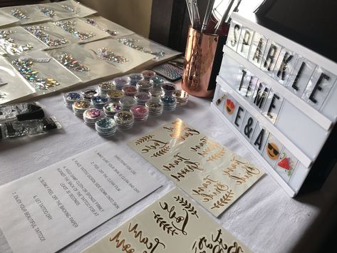 Diy Tattoo Station Birthday Parties, Glitter Station Wedding, Gliter Bar Stand, Glitter Bar Wedding, Glitter Bar Party, Glitter Station, Stand Glitter, Photo Station, Glitter Bar