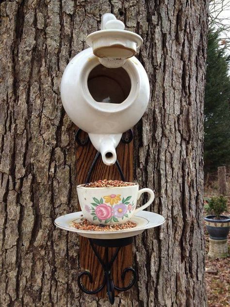 Teapot Birdhouse, Decorative Bird Houses, Garden Crafts Diy, Diy Birds, Diy Gardening, Bird Feeder, Garden Crafts, Outdoor Projects, Birdhouse