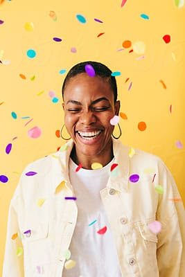 Colorful Photoshoot, Confetti Photos, Women Laughing, Headshots Women, Brand Photography Inspiration, Branding Photoshoot Inspiration, Happy Photography, Happy Photos, Photographie Portrait Inspiration