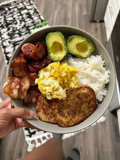 Breakfast Bowl High Protein, Healthy Breakfast With Bacon, Breakfast Bowls Ideas, Gym Food Ideas, Model Breakfast Ideas, Protein Breakfast Ideas Meal Prep, Big Healthy Breakfast, Protein Bowls Breakfast, Egg Meal Ideas