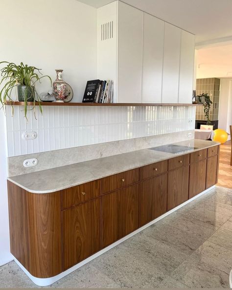 Japandi Kitchen, Minimal Kitchen Design, Walnut Kitchen, Built In Cabinet, Kitchen Interior Design, Mid Century Modern Kitchen, Home Inspo, Kitchen Inspiration Design, Kitchen Cabinet Design