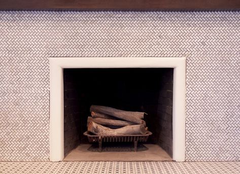 14 Fresh Designs for Tiled Fireplaces | Bob Vila - Bob Vila Terrazzo Fireplace, Herringbone Tile Fireplace, Fireplace Surround Tile, White Arabesque Tile, Tiled Fireplaces, Subway Tile Design, Slate Wall Tiles, Marble Fireplace Surround, Slate Wall