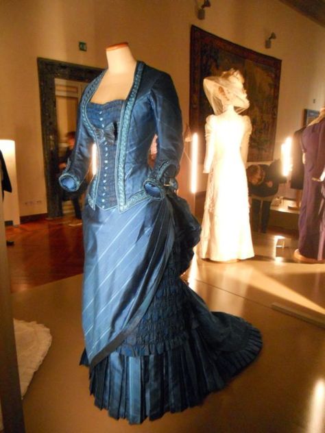 Purple Evening Gown, 1870s Fashion, Dinner Gown, Best Costume Design, Victorian Era Fashion, The Age Of Innocence, 1800s Fashion, Bustle Dress, Best Costume