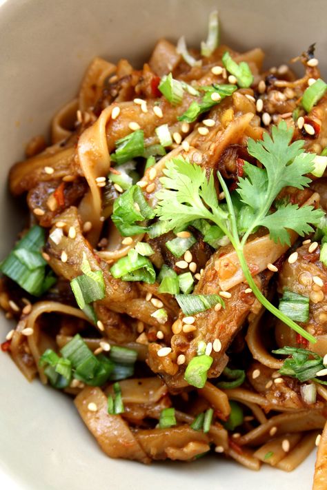 Chinese Aubergine, Tasty Noodles Recipe, Food Flags, Chinese Chili, Rice Noodle Recipes, East Recipes, Flag Food, Vegan Noodles, Kitchen Fun