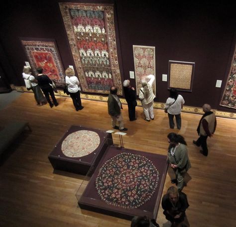 display cases at the textile museum Textile Museum Architecture, Textile Museum Display, Textile Display Exhibitions, Textile Exhibition Display, Tapestry Display, Carpet Store Design, Textile Exhibition, Museum Display, Museum Lighting