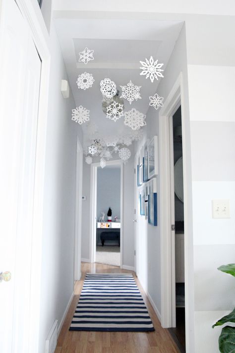 Reach Your Highest Potential - ELLEDecor.com Holiday Decor Small Spaces, Apartment Christmas Decor, Decor Small Spaces, Christmas Decorations Apartment, Apartment Christmas, Decoration Shabby, Christmas Apartment, Space Apartments, Decor Ikea