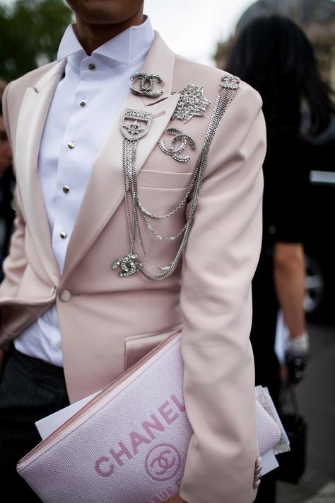 Paris Couture Week, Bohemian Jackets, Chanel Brooch, Chanel Outfit, Paris Couture, Chanel Accessories, Couture Week, Chanel Jewelry, Fashion News