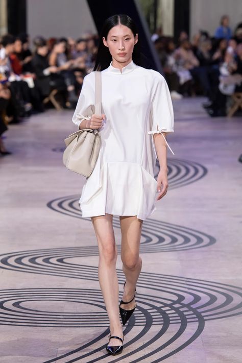 Shiatzy Chen Spring 2025 Ready-to-Wear Collection [PHOTOS] Shiatzy Chen, Fashion Show Collection, Mens Accessories Fashion, Fashion Week Spring, The Fashion, Paris Fashion Week, Search Engine, Fashion News, Fashion Looks