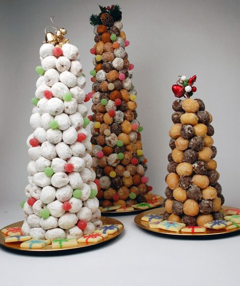 Donut Tree, Christmas Brunch Party, Edible Centerpieces, Christmas Tree With Presents, Holiday Dishes, Breakfast Party, Birthday Breakfast, Holiday Brunch, Donut Holes